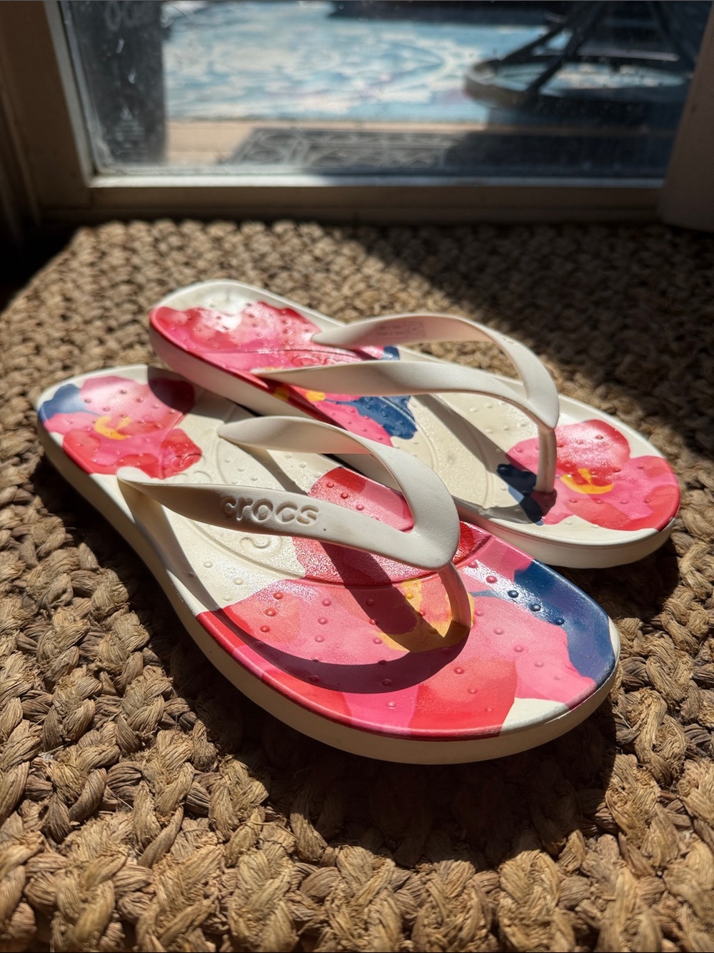 CROCS Women’s White Strap Floral-Print Flip Flop Sandals